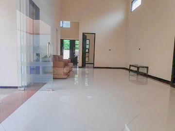 Rumah Mewah + Kolam Renang Luas 300 di Golf Araya Malang