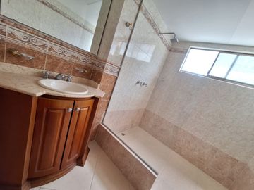 apartamento en arriendo en loma del escobero. Cod A515661