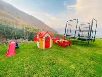 ¿Buscas una vida de lujo en medio de la naturaleza? Este terreno de 1200 metros cuadrados en el prestigioso condominio ecológico 