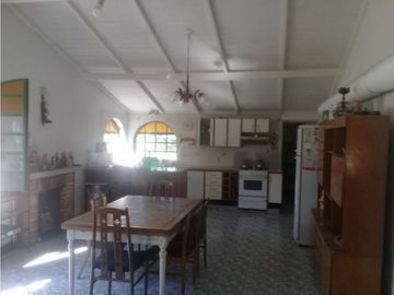 Casa Quinta sobre 3 hectáreas y media con pileta Batán