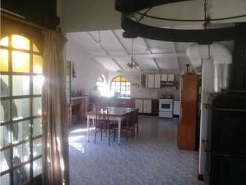 Casa Quinta sobre 3 hectáreas y media con pileta Batán