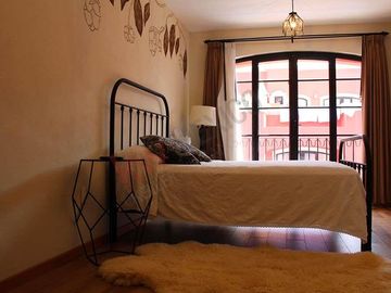 CASA EN VENTA EN SAN MIGUEL DE ALLENDE DENTRO DE VILLA CON ALBERCA Y ACCESO CONTROLADO
