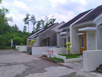 Rumah minimalis modern di lingkungan perkembangan Prambanan
