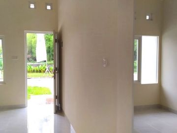 Rumah minimalis modern di lingkungan perkembangan Prambanan