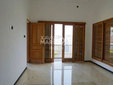 Rumah 2 Lantai + Kolam Renang Luas 300 Di Araya Golf Kota Malang