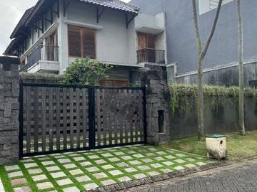 Rumah 2 Lantai + Kolam Renang Luas 300 Di Araya Golf Kota Malang