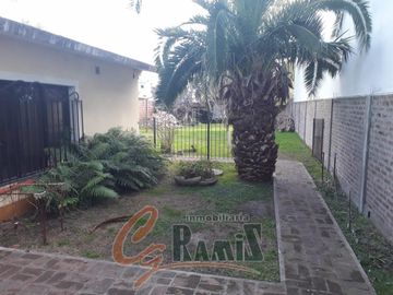 Casa En Venta  Lote De 639m2 Pio Collivadino 1700, Ituzaingo.
