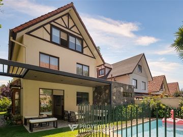 Casa en venta de 5 dorm. San Carlos de Apoquindo