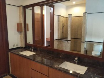 Disewakan Town House di Cilandak dgn Kolam Renang & Unit Bagus Kondisi Semi Furnished HSE-A0351