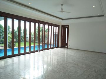 Disewakan Town House di Cilandak dgn Kolam Renang & Unit Bagus Kondisi Semi Furnished HSE-A0351