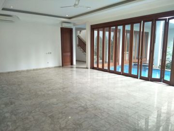 Disewakan Town House di Cilandak dgn Kolam Renang & Unit Bagus Kondisi Semi Furnished HSE-A0351