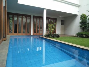 Disewakan Town House di Cilandak dgn Kolam Renang & Unit Bagus Kondisi Semi Furnished HSE-A0351