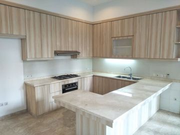 Disewakan Town House di Cilandak dgn Kolam Renang & Unit Bagus Kondisi Semi Furnished HSE-A0351
