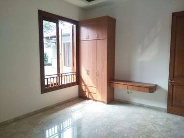 Disewakan Town House di Cilandak dgn Kolam Renang & Unit Bagus Kondisi Semi Furnished HSE-A0351