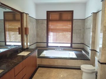 Disewakan Town House di Cilandak dgn Kolam Renang & Unit Bagus Kondisi Semi Furnished HSE-A0351