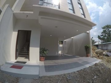 Quezon City Townhouse 4BR 3carpark inside subdiv nr LungCntr