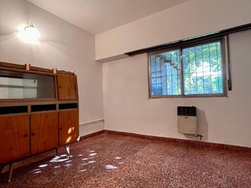 Casa de 3 AMBIENTES ubicada a 50 metros de la Avenida Monteverde