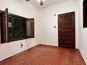 Casa de 3 AMBIENTES ubicada a 50 metros de la Avenida Monteverde