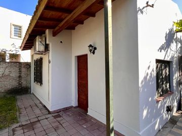 Casa de 3 AMBIENTES ubicada a 50 metros de la Avenida Monteverde