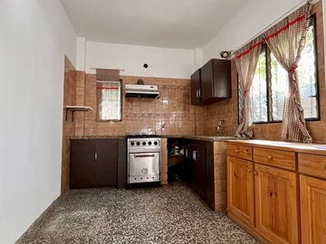 Casa de 3 AMBIENTES ubicada a 50 metros de la Avenida Monteverde