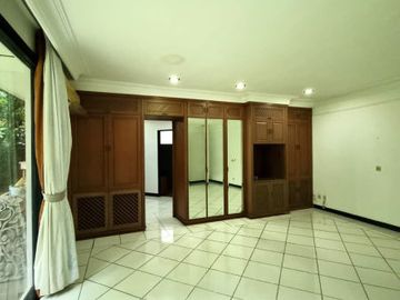 DIJUAL RUMAH CANTIK dgn TAMAN at Jl KEMANG DALAM, JAKSEL