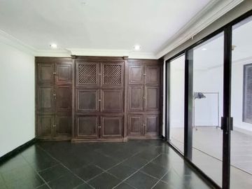 DIJUAL RUMAH CANTIK dgn TAMAN at Jl KEMANG DALAM, JAKSEL