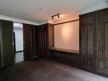 DIJUAL RUMAH CANTIK dgn TAMAN at Jl KEMANG DALAM, JAKSEL