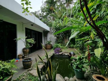 DIJUAL RUMAH CANTIK dgn TAMAN at Jl KEMANG DALAM, JAKSEL