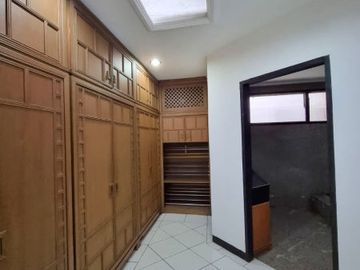 DIJUAL RUMAH CANTIK dgn TAMAN at Jl KEMANG DALAM, JAKSEL