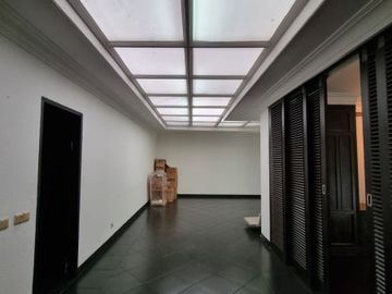 DIJUAL RUMAH CANTIK dgn TAMAN at Jl KEMANG DALAM, JAKSEL