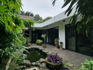 DIJUAL RUMAH CANTIK dgn TAMAN at Jl KEMANG DALAM, JAKSEL