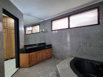 DIJUAL RUMAH CANTIK dgn TAMAN at Jl KEMANG DALAM, JAKSEL
