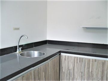 PR12769 OFICINA A LA VENTA EN SECTOR DE MILLA DE ORO, EL POBLADO