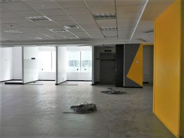 PR12769 OFICINA A LA VENTA EN SECTOR DE MILLA DE ORO, EL POBLADO