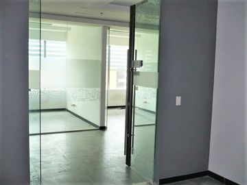PR12769 OFICINA A LA VENTA EN SECTOR DE MILLA DE ORO, EL POBLADO