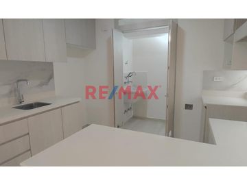 - Se encuentra super bien ubicado en la Castellana Surco.
- Cuenta con amplias  áreas comunes:  Gimnasio, Zona de Parrilla, Bar Terraza, Sala de Jueg
