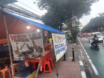 DIJUAL BANGUNAN HITUNG TANAH Lokasi Strategis di Jalan Raya Margasatwa - Jakarta Selatan