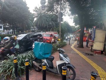 DIJUAL BANGUNAN HITUNG TANAH Lokasi Strategis di Jalan Raya Margasatwa - Jakarta Selatan