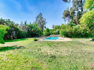 Venta de Magnífica Casa en Gran Terreno, Las Pircas, Peñalolén