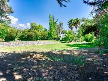 Venta de Magnífica Casa en Gran Terreno, Las Pircas, Peñalolén