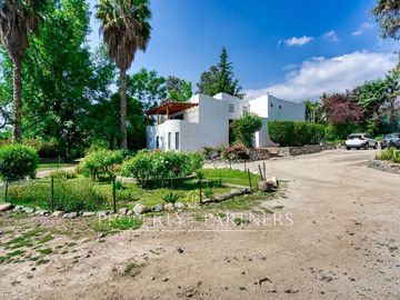 Venta de Magnífica Casa en Gran Terreno, Las Pircas, Peñalolén