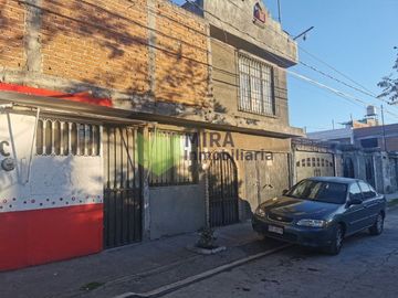AMPLIA CASA CON LOCALES COMERCIALES EN COLONIA TRES DE AGOSTO, 3 de Agosto