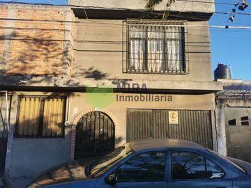 AMPLIA CASA CON LOCALES COMERCIALES EN COLONIA TRES DE AGOSTO, 3 de Agosto