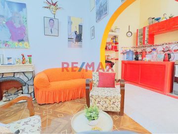 🏡 ¡Descubre tu nuevo hogar en Pimentel, Chiclayo! 🌅

Te presentamos una encantadora casa de un piso, ideal para quienes buscan comodidad y espacio.