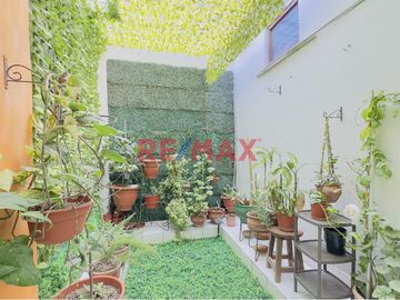 🏡 ¡Descubre tu nuevo hogar en Pimentel, Chiclayo! 🌅

Te presentamos una encantadora casa de un piso, ideal para quienes buscan comodidad y espacio.