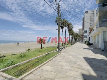 🏡 ¡Descubre tu nuevo hogar en Pimentel, Chiclayo! 🌅

Te presentamos una encantadora casa de un piso, ideal para quienes buscan comodidad y espacio.