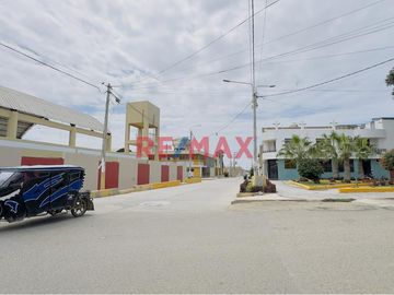 🏡 ¡Descubre tu nuevo hogar en Pimentel, Chiclayo! 🌅

Te presentamos una encantadora casa de un piso, ideal para quienes buscan comodidad y espacio.