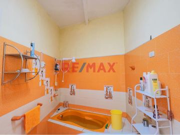 🏡 ¡Descubre tu nuevo hogar en Pimentel, Chiclayo! 🌅

Te presentamos una encantadora casa de un piso, ideal para quienes buscan comodidad y espacio.