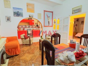 🏡 ¡Descubre tu nuevo hogar en Pimentel, Chiclayo! 🌅

Te presentamos una encantadora casa de un piso, ideal para quienes buscan comodidad y espacio.