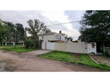Casa de 3 ambientes con piscina. Barrio Las Margaritas.